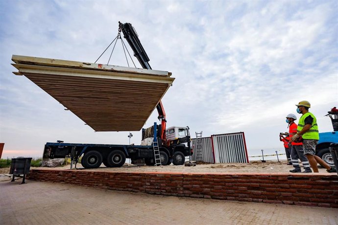 El Área Metropolitana de Barcelona (AMB) ha iniciado este mes de septiembre la operación para desmontar una parte del mobiliario y las instalaciones de las playas metropolitanas para prepararlas para la temporada otoño-invierno.