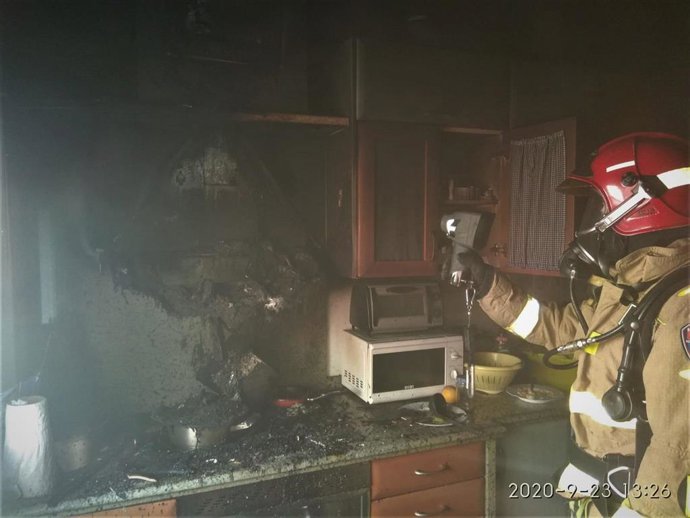 Bomberos extinguen un incendio declarado en la cocina de una vivienda de Ceutí