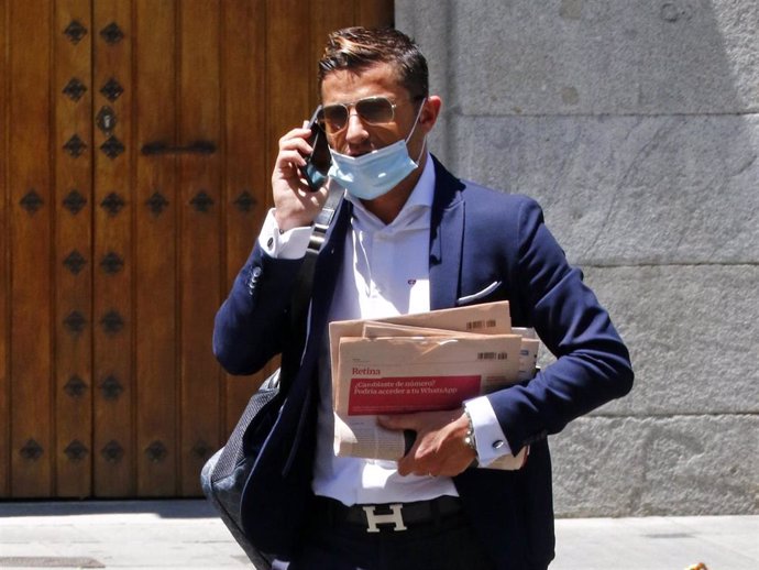Alfonso Merlos durante una jornada de gestiones por la capital española luciendo su inconfundible estilo