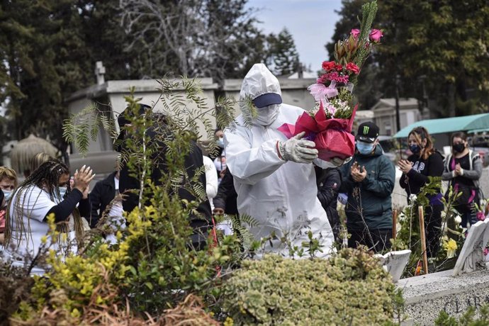 Entierro de una persona fallecida por COVID-19 en el Cementerio General de Santiago