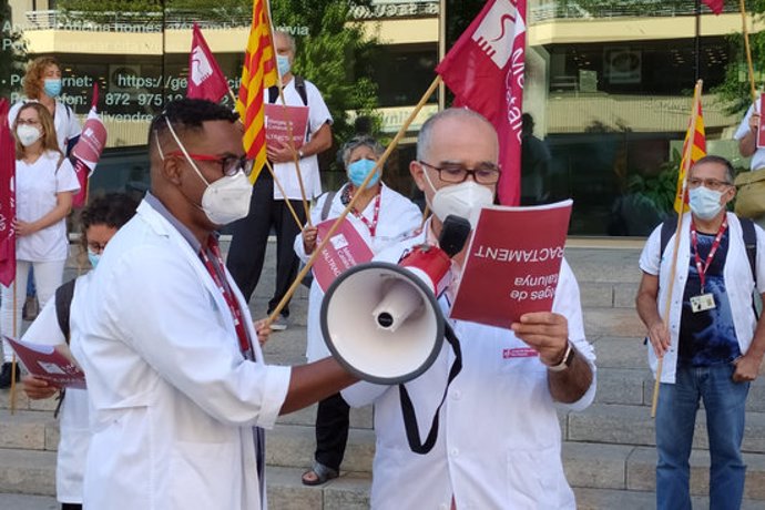 Pla mitj dels portaveus de Metges de Catalunya en la concentració d'aquest dimecres a la Delegació de la Generalitat a Girona el 23 de setembre de 2020 (Horitzontal)