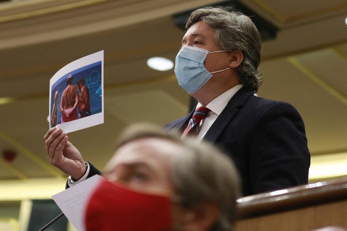 El portavoz de Justicia del PP en el Congreso, Luis Santamaría Ruiz, muestra una fotografía durante una sesión de control al Gobierno en el Congreso de los Diputados. En Madrid (España), a 23 de septiembre de 2020.