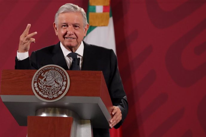 México.- López Obrador recibe un informe de corrupción del director del Indep tr