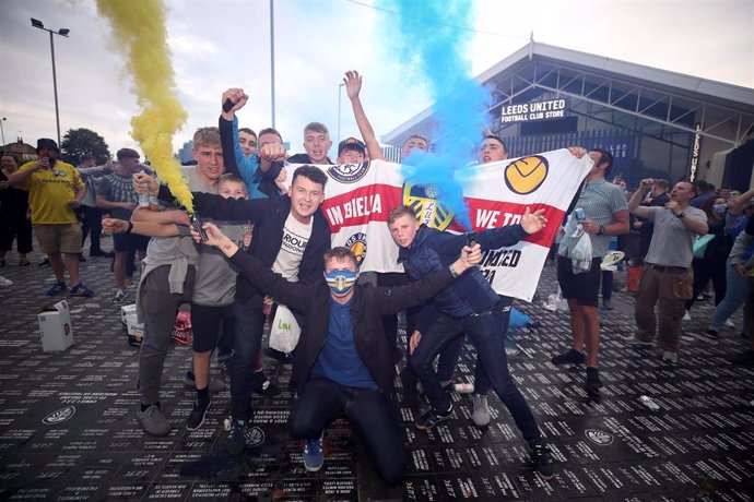Aficionados del Leeds United celebran el ascenso a la Premier League
