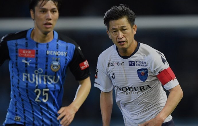 Kazuyoshi Miura juega un partido de la Liga japonesa con 53 años