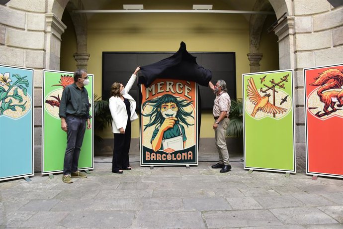 (I-D) El tinent d'alcalde de Cultura de Barcelona, Joan Subirats; l'alcaldessa de Barcelona, Ada Colau; i el cmic Tortell Poltrona, descobreixen el cartell de la Merc 2020,  a Barcelona, Catalunya (Espanya) a 3 de setembre de 2020.