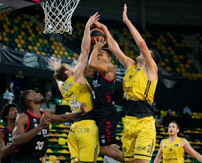 Imagen del partido entre el RETAbet Bilbao Basket y el Iberostar Tenerife