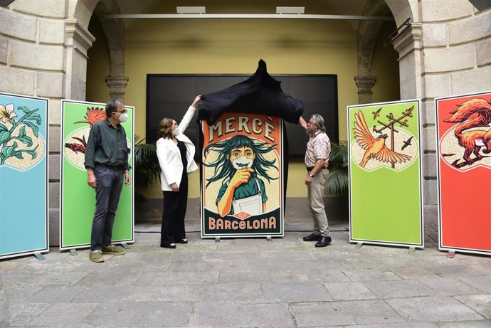 (I-D) El teniente de alcalde de Cultura de Barcelona, Joan Subirats; la alcaldesa de Barcelona, Ada Colau; y el cómico Tortell Poltrona, descubren el cartel de La Merc 2020,  en Barcelona, Cataluña (España) a 3 de septiembre de 2020.