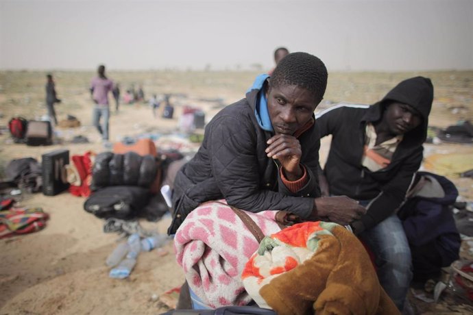 Refugiados huyen a Túnez a causa de la guerra en Libia