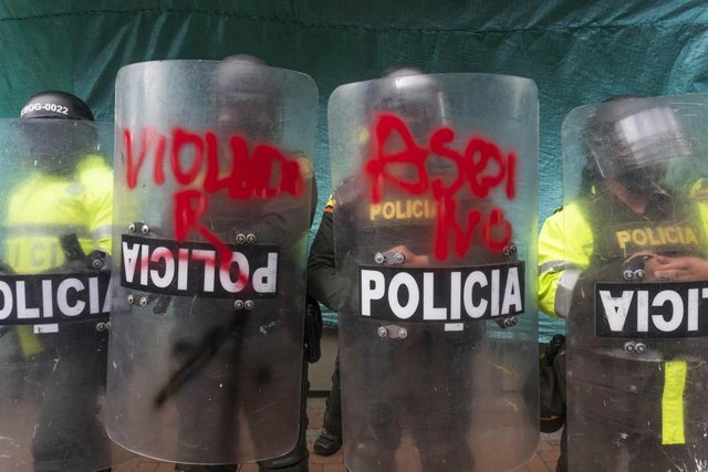 Manifestación contra la violencia policial en Colombia. La labor del Escuadrón Móvil Antidisturbios (ESMAD), a la que se ha denunciado por supuestas agresiones sexuales en sus centros durante las protestas, fue duramente criticada por el Tribunal Supremo.