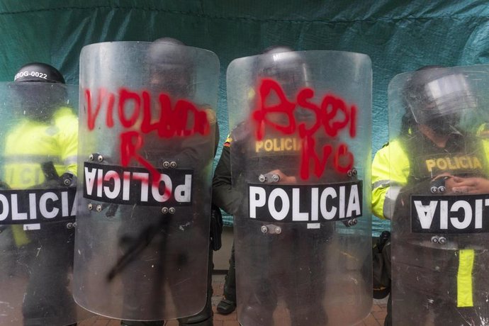 Manifestación contra la violencia policial en Colombia. La labor del Escuadrón Móvil Antidisturbios (ESMAD), a la que se ha denunciado por supuestas agresiones sexuales en sus centros durante las protestas, fue duramente criticada por el Tribunal Suprem