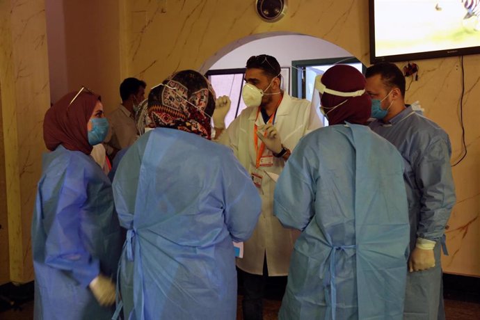 Un grupo de voluntarios durante las labores de desinfección e higiene de un hotel de Tripoli, Libia.