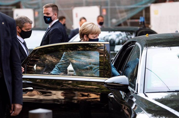 Angela Merkel entrando en su coche oficial en Berlín