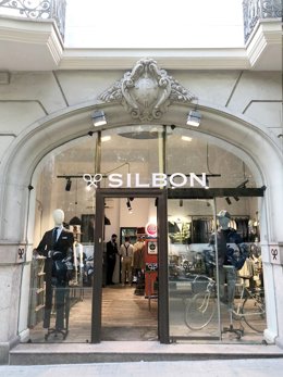 La nueva tienda está ubicada en la calle Tunset 1 junto a la Diagonal, en pleno corazón del ocio de la zona preppy de Barcelona.