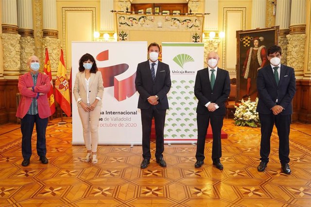 Foto tras la firma del convenio de colaboración del patrocinio de Unicaja en la Seminci.