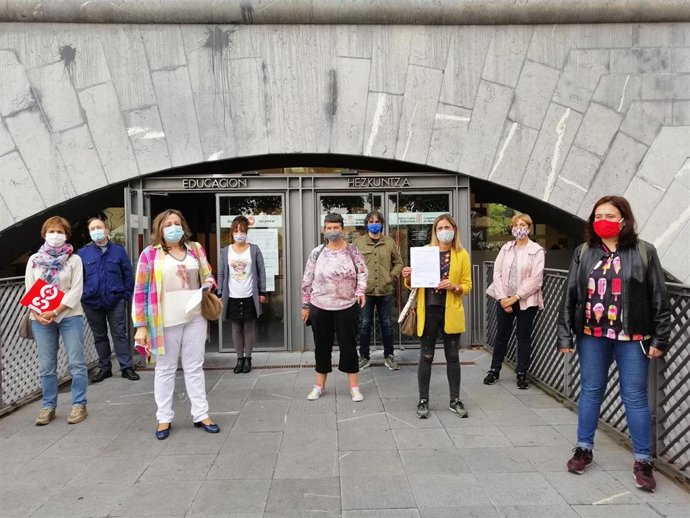 Representantes del Foro de la Comunidad Educativa ante la sede del Departamento de Educación del Gobierno de Navarra