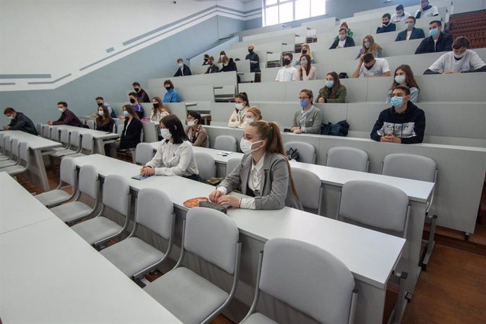 Estudiantes de instituto con mascarilla en un seminario en Tambov