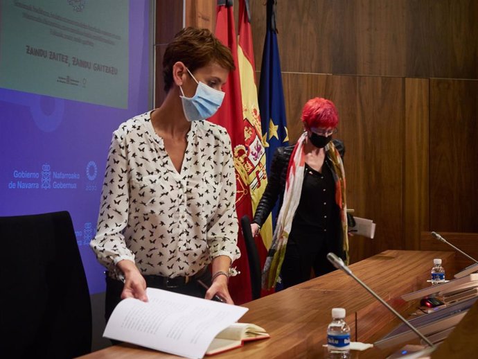 La presidenta del Gobierno de Navarra, María Chivite (i), y la  la consejera de Salud del gobierno autonómico, Santos Induráin (d), al comienzo de la rueda de prensa en la que Chivite ha valorado el pase de Navarra a la fase 3 de la desescalada a partir