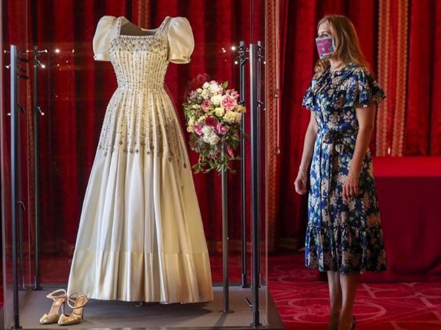 La princesa Beatriz de York ya ha visitado la exposición donde se exhibe su vestido de novia en el Castillo de Windsor, dos meses después de su enlace con Edoardo Mapelli