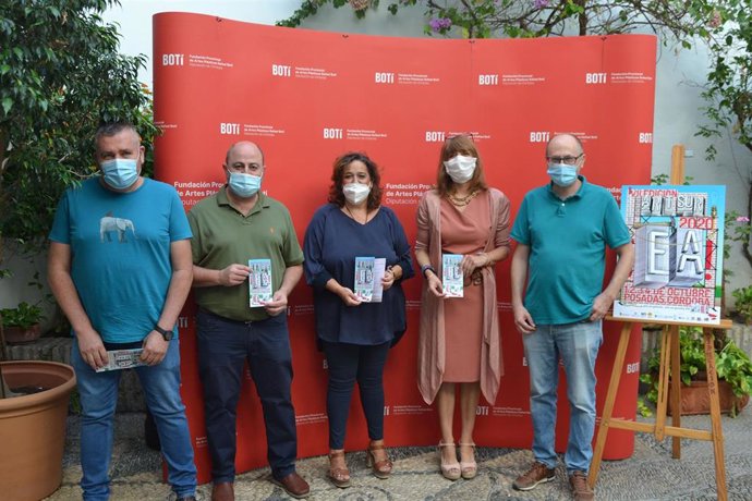 La delegada de Cultura en la Diputación de Córdoba, Salud Navajas (centro), en la presentación de 'Art Sur'