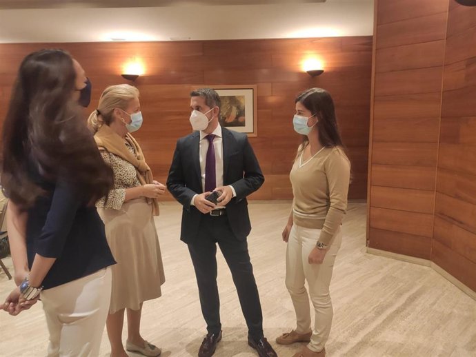 Cristina Coto, segunda por la izquierda