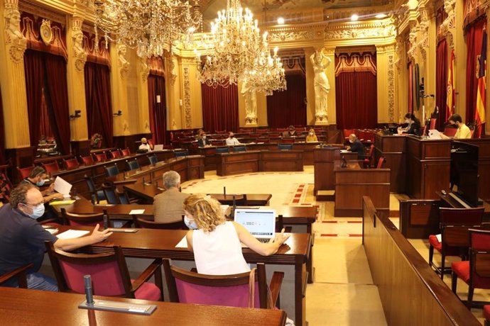 Comisión de Turismo y Trabajo en el Parlament.