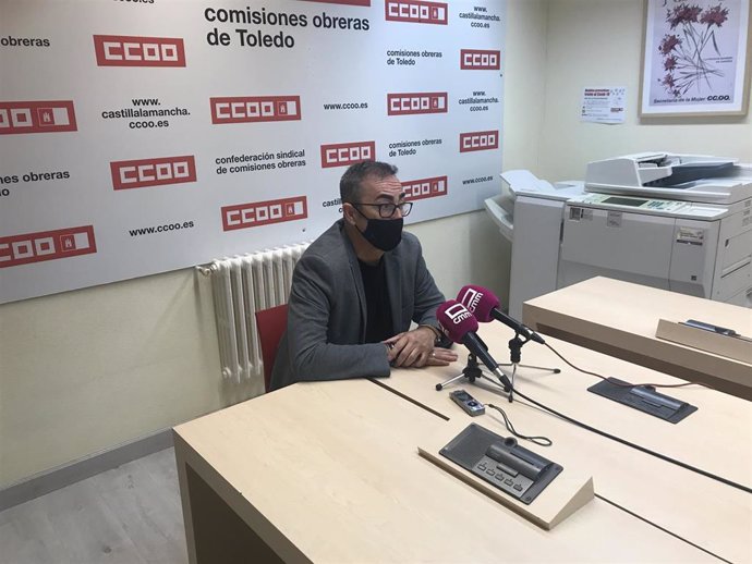 El secretario regional del CCOO, Paco de la Rosa, en rueda de prensa.