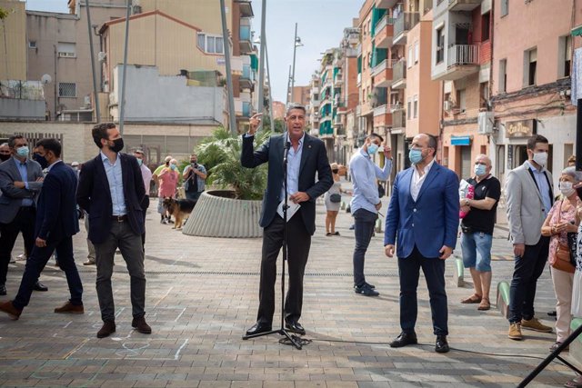 El alcalde de Badalona (Barcelona), Xavier García Albiol, interviene durante la visita realizada a un bloque de pisos afectado por okupaciones ilegales junto al líder del PP, Pablo Casado. Barcelona, a 17 de septiembre de 2020.