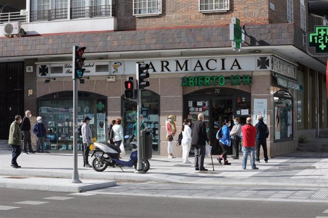 Colas en una farmacia de Madrid
