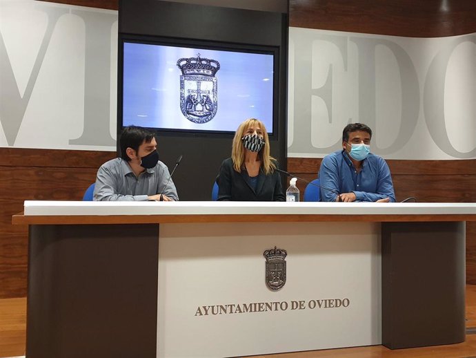 Los concejales Ignacio Fernández del Páramo (Somos) y Marisa Ponga (PSOE) con el coordinador de IU Oviedo, Iván Álvarez