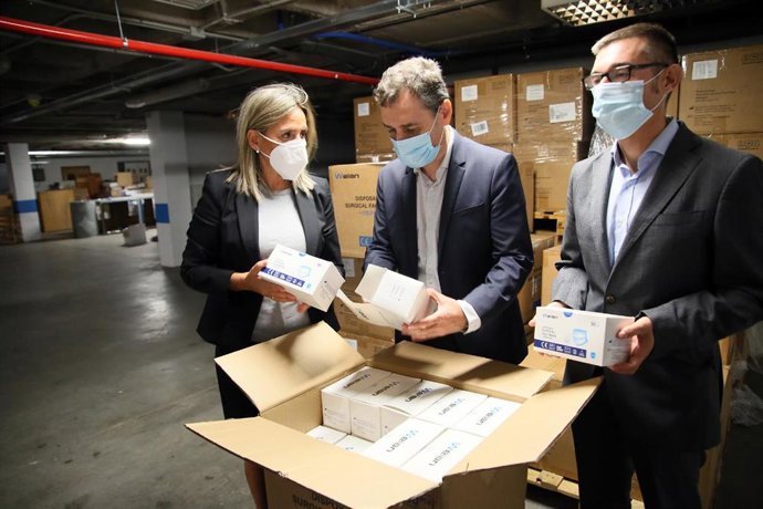 El delegado del Gobierno en C-LM, Francisco Tierraseca; la alcaldesa de Toledo, Milagros Tolón; y el vicepresidente de la Diputación, Fernando Muñoz, en la entrega de las mascarillas enviadas por el Gobierno central a C-LM