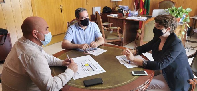 La alcaldesa de Socuéllamos, Elena García, ha mantenido una reunión con el director general de Desarrollo Rural de la Junta de Comunidades de Castilla- La Mancha, José Juan Fernández.
