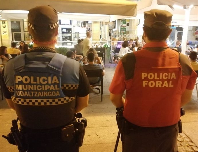 Un agente de la Policía Municipal de Pamplona y otro de Policía Foral vigilan el cumplimiento de la normativa sanitaria