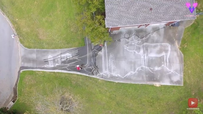El mural de este artista está hecho únicamente con una pistola de agua a presión