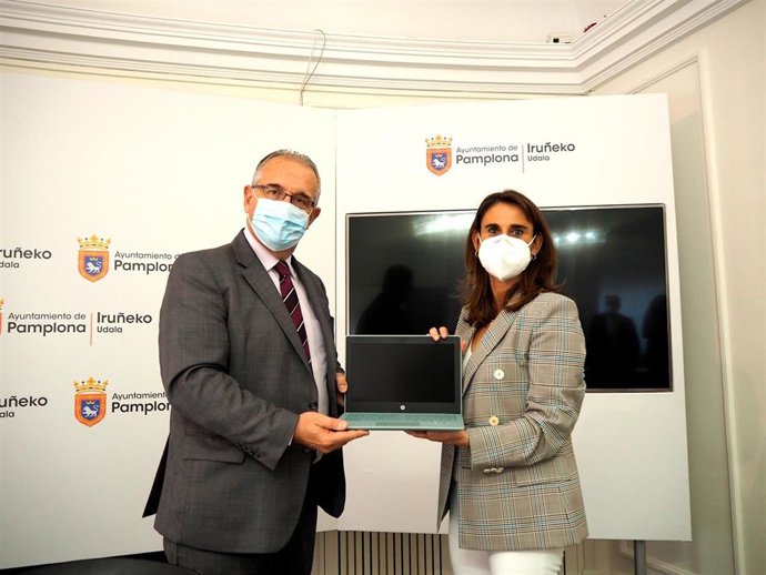 El alcalde de Pamplona, Enrique Maya, y la directora territorial Ebro de CaixaBank, Isabel Moreno, presentan el programa TIC TAC.