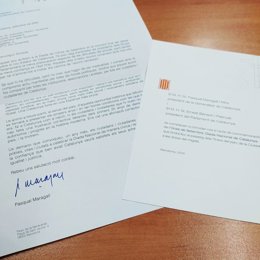 Pla detall de la carta i la invitació del Govern rebudes amb quinze anys de retard per l'Ajuntament dels Guiamets. (vertical)