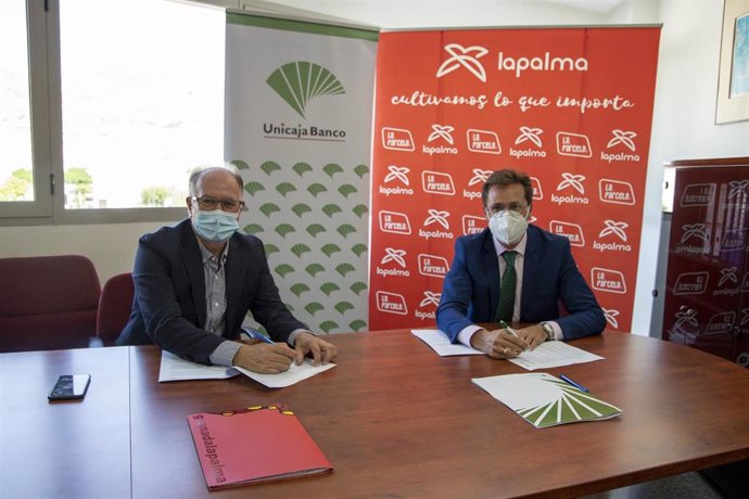 Firma del acuerdo entre Unicaja Banco y la Cooperativa Granada La Palma