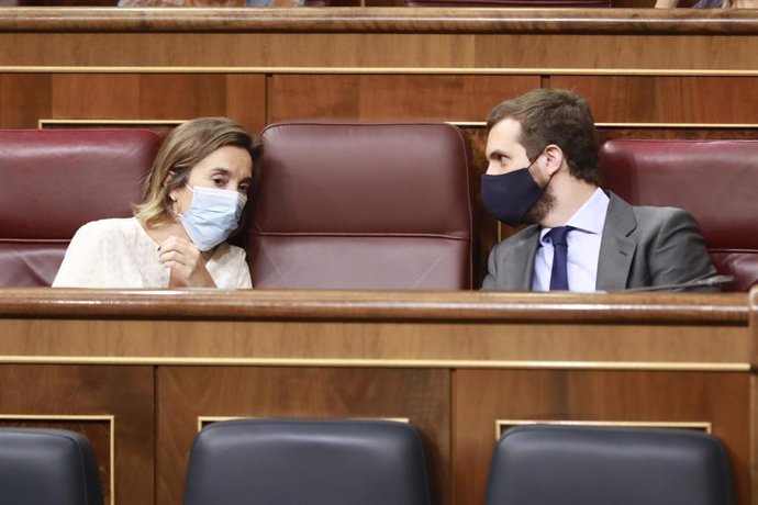 Los diputados del PP Cuca Gamarra y Pablo Casado sentados en sus escaños durante una sesión de control al Gobierno en el Congreso. En Madrid (España), a 23 de septiembre de 2020. 