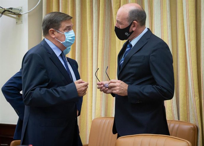 El ministro Luis Planas junto al presidente de la Comisión de Agricultura, Pesca y Alimentación del Congreso, Joseba Andoni Agirretxea