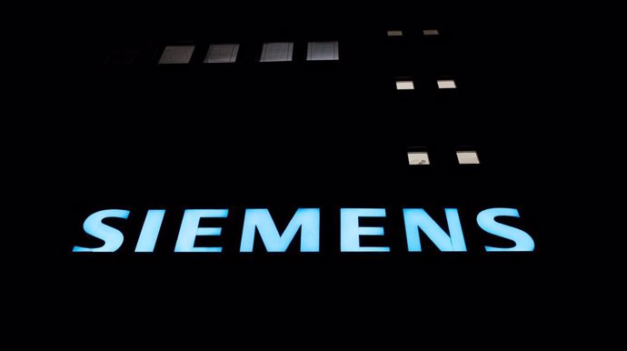 FILED - 16 November 2017, Berlin: A general view of a lit logo on teh facade of the Siemens factory. German conglomerate Siemens cuts its forecast after earnings drop due to coronavirus Photo: Ralf Hirschberger/dpa-Zentralbild/dpa
