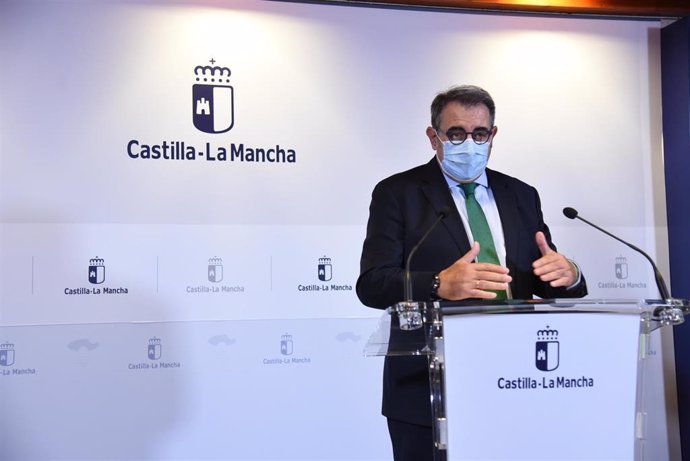El consejero de Sanidad, Jesús Fernández Sanz, en rueda de prensa.