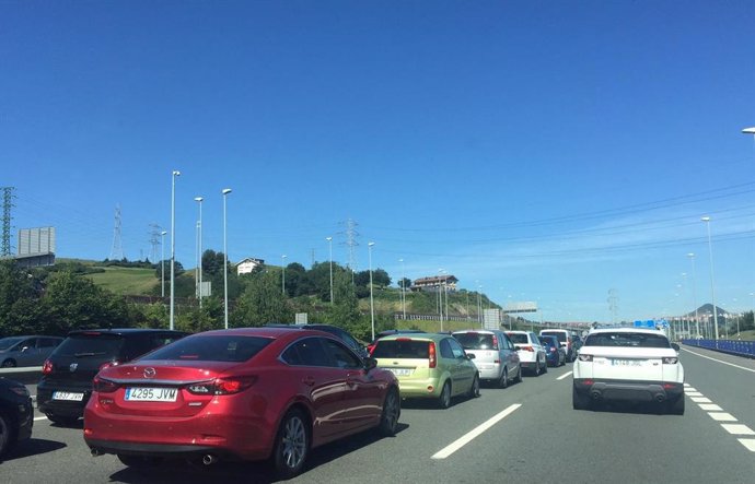 Circulación de vehiculos en una autopista vasca