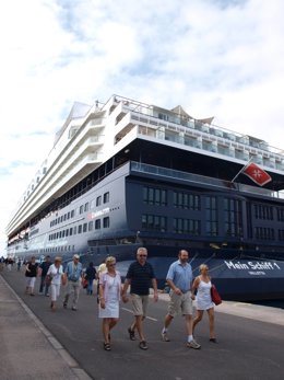 Cruceristas En El Puerto De Santa Cruz De Tenerife  