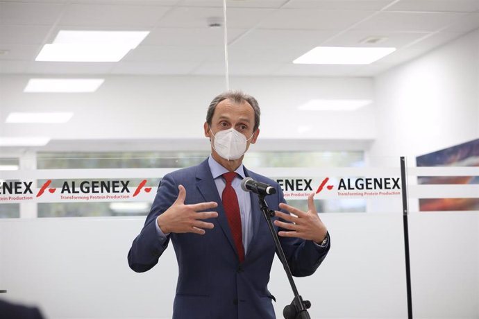 El ministro de Ciencia e Innovación, Pedro Duque, interviene durante la visita a las instalaciones de una nueva factoría de la empresa ALGENEX dedicada a la producción de vacunas. En Tres Cantos, Madrid, (España), a 24 de septiembre de 2020.