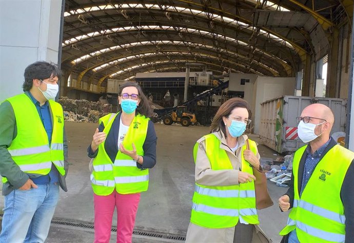 Visita del consejero de Ciencia, Innovación y Universidad, Borja Sánchez, y la viceconsejera de Medio Ambiente, Nieves Roqueñí, a Cogersa