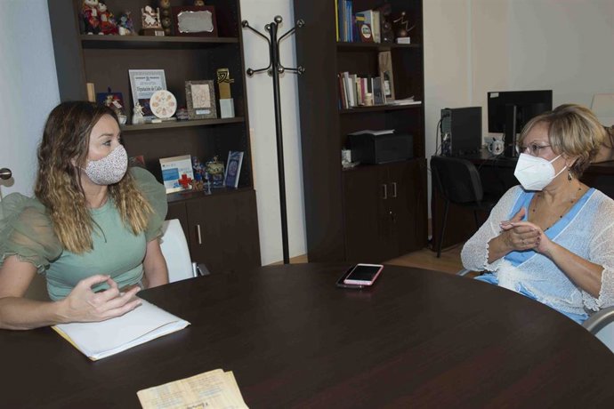 La diputada de Igualdad, Carmen Collado, en un reunión con representantes de la asociación de mujeres rurales Ceres Cádiz