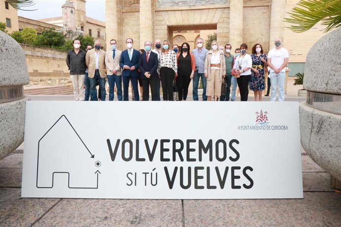 Representantes institucionales y empresariales presentan la campaña 'Volveremos, si tú vuelves'.