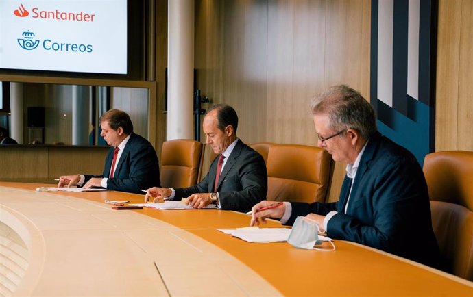 El acuerdo afecta a 4.675 puntos de atención de Correos en toda España y ha sido firmado por el presidente de Correos, Juan Manuel Serrano y el consejero delegado de Santander España, Rami Aboukhair.