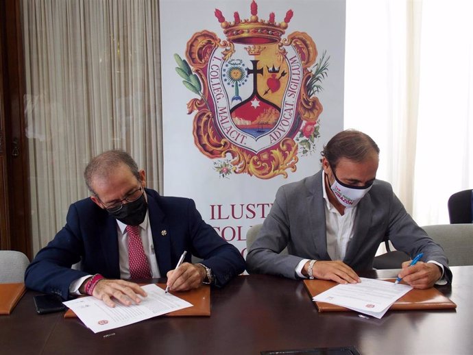 El decano del Colegio de Abogados de Málaga, Francisco Javier Lara, y el presidente de Fundación Olivares, Andrés Olivares, firman un convenio sobre el testamento solidario