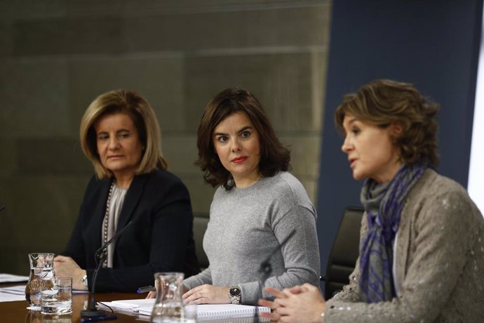 Fátima Báñez e Isabel García Tejerina, a ambos lados de la exvicepresidenta Soraya Sáez de Santamaría, en rueda de prensa tras un Consejo de Ministros durante el Gobierno de Rajoy